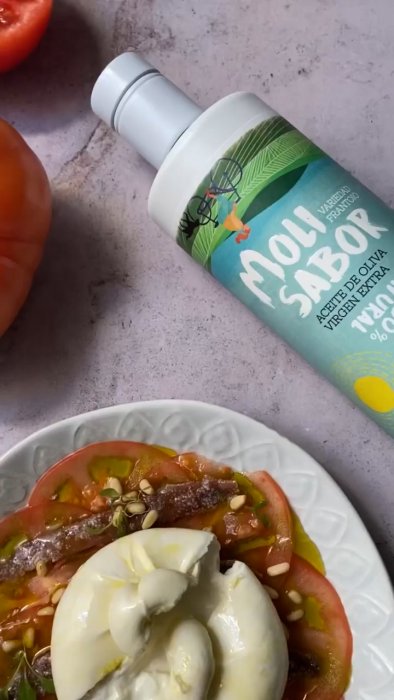 Carpaccio de tomate con anchoas y burrata