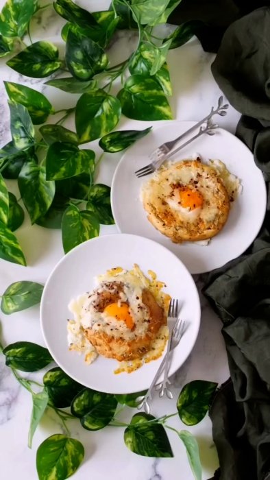 CHEESE EGGY BAGELS