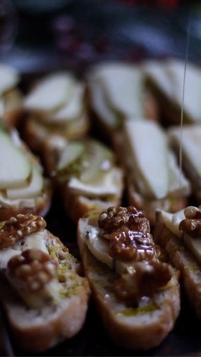Tostas navideñas queso, nueces y pera