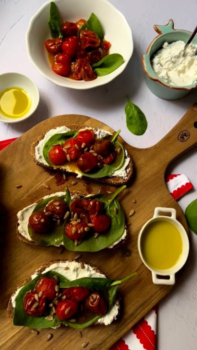 tostas de tomate cherry